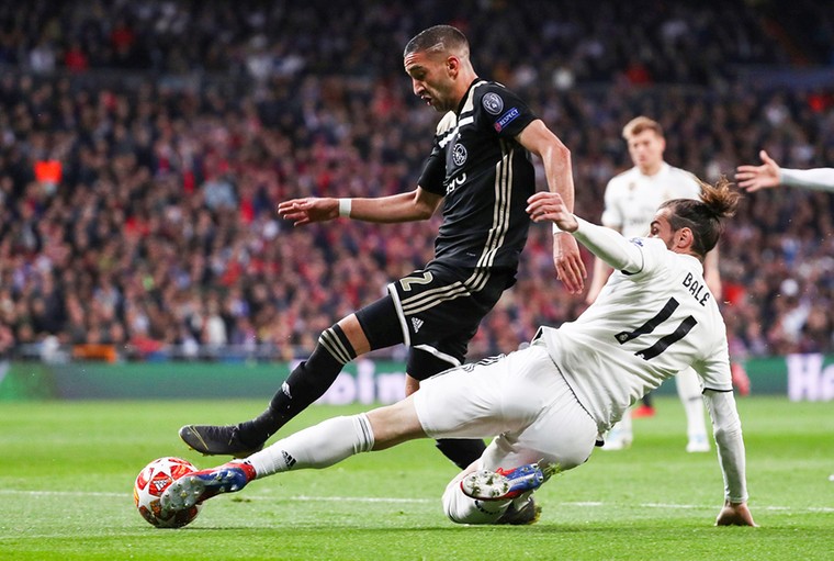 Ajax, met uitblinker Hakim Ziyech, stunt in de Champions League door het veel rijkere Real Madrid uit te schakelen. In Estadio Santiago Bernabéu nog wel.
