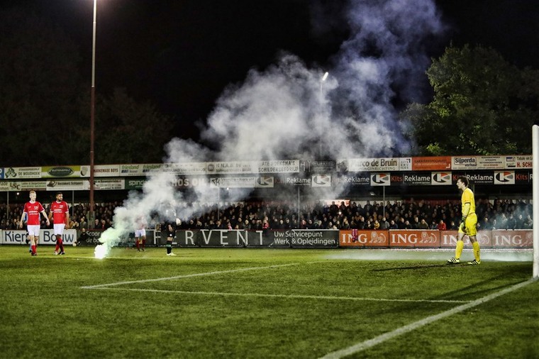 De wedstrijd tussen Harkemase Boys en FC Groningen lag een half uur stil wegens een vuurwerkbom die op het veld werd gegooid.