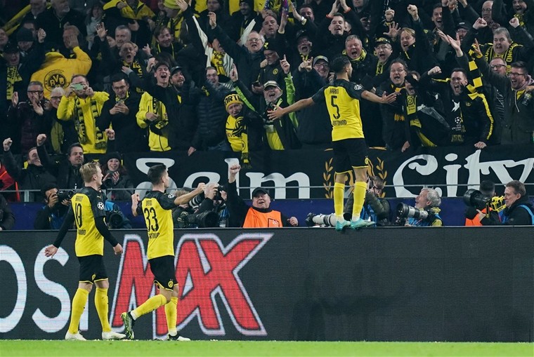Achraf Hakimi viert zijn winnende doelpunt met de uitzinnige fans van Dortmund.