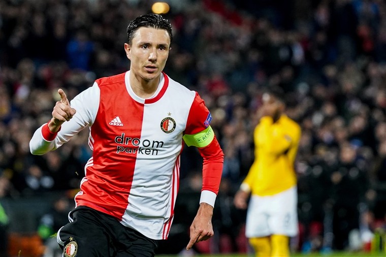 Steven Berghuis opende de score voor Feyenoord, maar mocht ook van geluk spreken dat hij geen tweede gele kaart kreeg. 