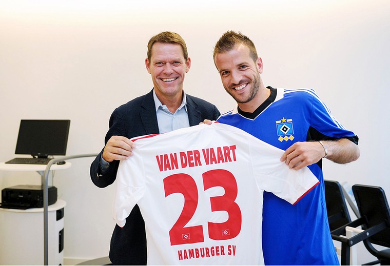 In zijn tijd als manager van HSV trekt Frank Arnesen onder anderen Rafael van der Vaart aan.