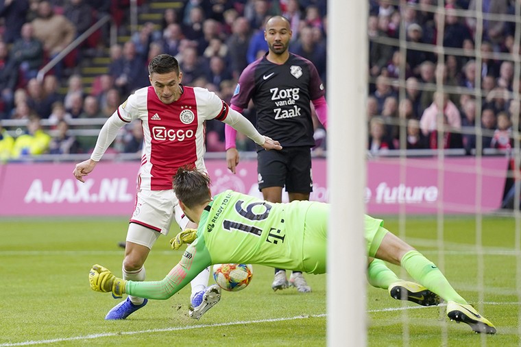 Dusan Tadic stuit na een schitterende kapbeweging op FC Utrecht-doelman Maarten Paes.