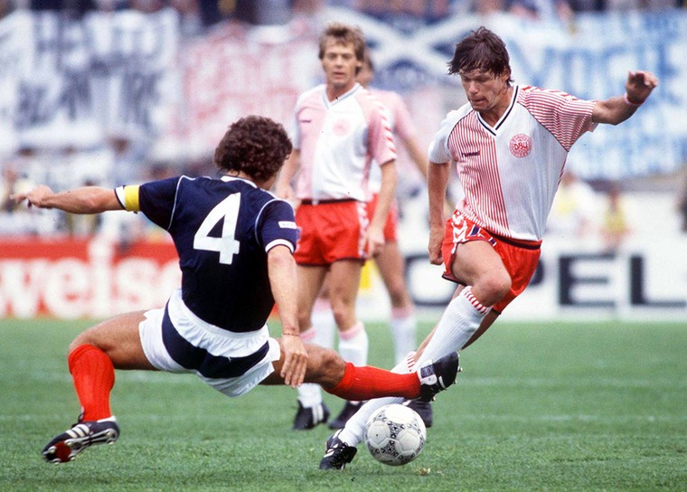 Frank Arnesen glipt op het WK in 1986 als Deens international langs de Schot Graeme Souness.