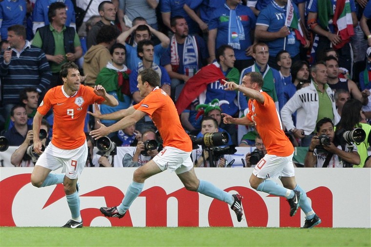 Ruud van Nistelrooy viert een treffer tegen Italië op het EK 2008.