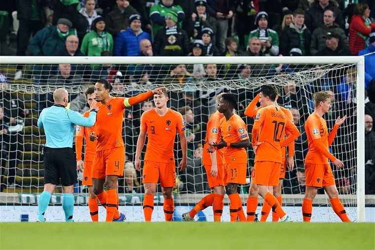 De spelers van Oranje zijn woedend als de scheidsrechter een penalty geeft aan Noord-Ierland.