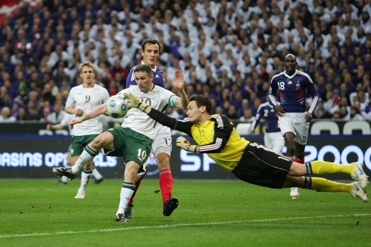 Robbie Keane maakt in de eerste helft van de return op Stade de France de 0-1, waardoor er moest worden verlengd. Frankrijk had het heenduel in Ierland met 0-1 gewonnen.