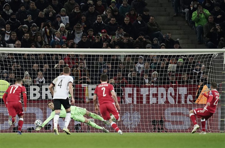 Manuel Neuer hield zijn doel schoon door een penalty te stoppen. 