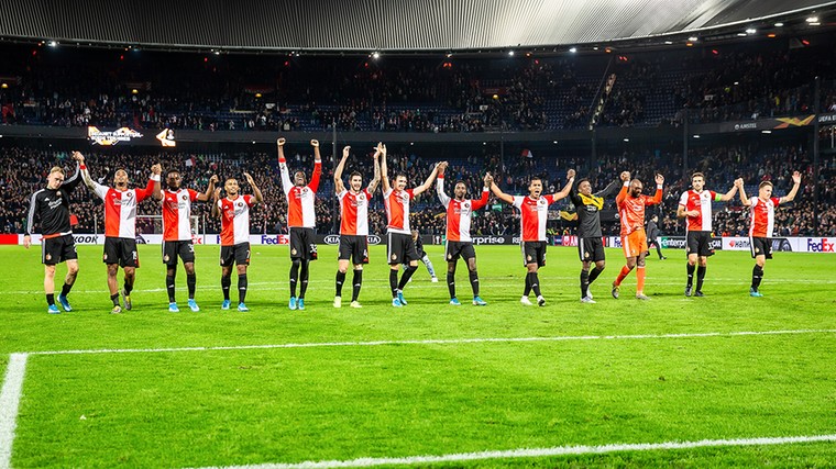 Feyenoord viert een feestje met het publiek na de 2-0 overwinning op FC Porto in de Europa League. Het Legioen op de volle tribunes van De Kuip geniet mee.