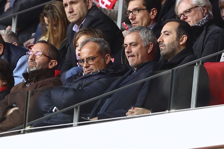 José Mourinho op de tribune tijdens een competitieduel van Lille. Links naast hem zijn vriend Luis Campos, momenteel de td van de Franse club.