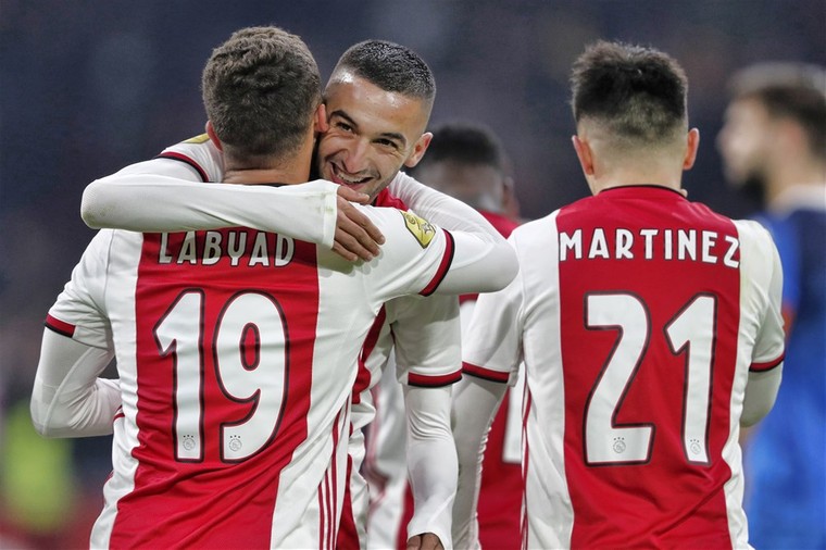 Hakim Ziyech en Zakaria Labyad vieren een treffer van Ajax.