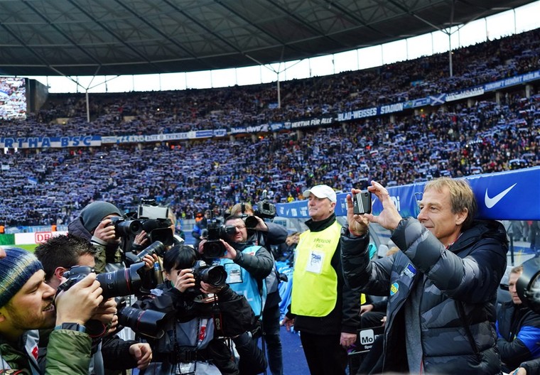 Veel media-aandacht voor Hertha BSC-trainer Jürgen Klinsmann.