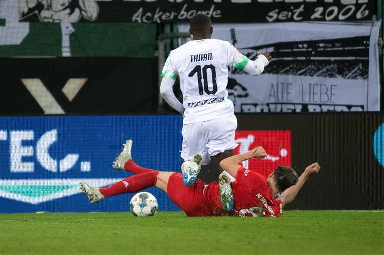 De overtreding van Javi Martínez op Marcus Thuram, die Gladbach de penalty bezorgde waaruit het de 2-1 maakte.
