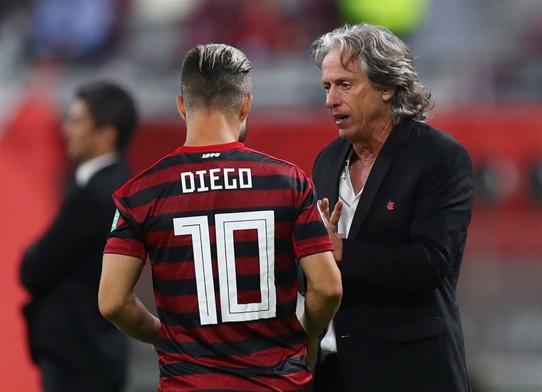 Flamengo-trainer Jorge Jesus in gesprek met Diego, die tegen Al-Hilal als invaller in actie kwam.