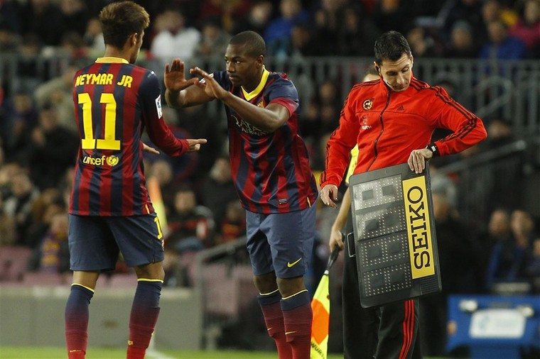 Adama Traoré komt op 23 november 2013 in het veld voor Neymar tijdens het competitieduel met Granada, zijn enige optreden voor Barcelona in La Liga.
