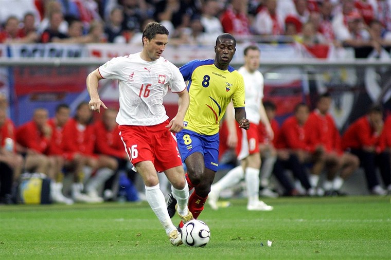 Voormalig PSV-middenvelder Edison Méndez tijdens het WK 2006 in Duitsland. Namens Polen is voormalig SC Heerenveen-speler Arek Radomski aan de bal.