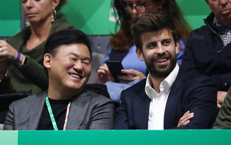 In november besteedde Gerard Piqué, hier met Rakuten-directeur Hiroshi Mikitani, veel tijd en aandacht aan het Davis Cup-toernooi. 