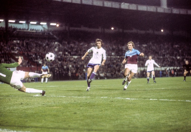 Rob Rensenbrink scoort voor Anderlecht tegen West Ham United in de EC II-finale van 1976.