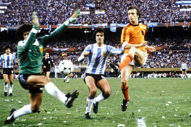 Hét moment uit zijn leven: Rensenbrink schiet tegen de paal in de slotseconden van de WK-finale van 1978 in en tegen Argentinië.