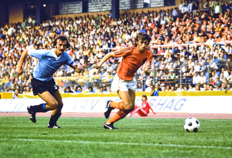 Op stoom tegen Uruguay tijdens het WK van 1974 met Juan Carlos Masnik in de achtervolging.