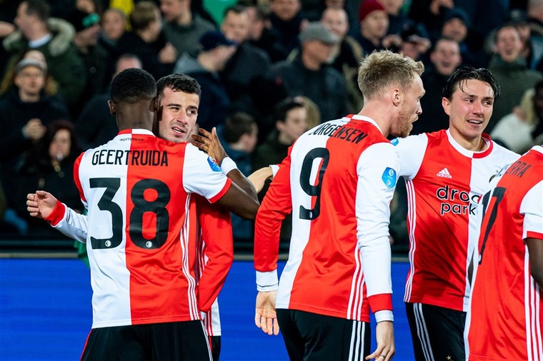 Oguzhan Özyakup viert zijn eerste doelpunt in dienst van Feyenoord met zijn teamgenoten.