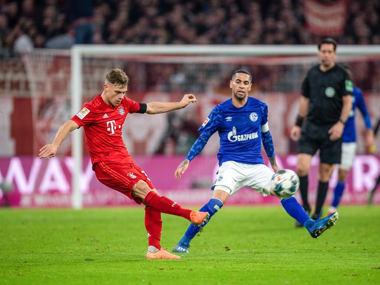 Joshua Kimmich passt namens Bayern München tegen Schalke 04. Rechts Omar Mascarell. ‘Kimmich had al heel jong het spelinzicht om vier stappen vooruit te denken.’