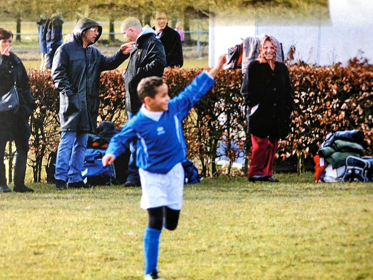 Als jeugdspelertje bij SV Houten. Rechts kijkt zijn moeder vertederd langs de lijn naar haar zoon. 