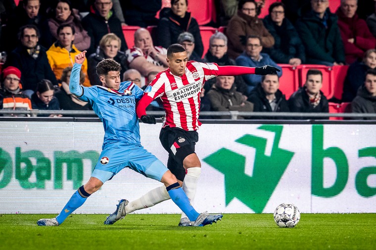 Stijlvol als altijd langs Willem II-speler Mats Köhlert, tijdens het duel dat PSV met 3-0 wint.