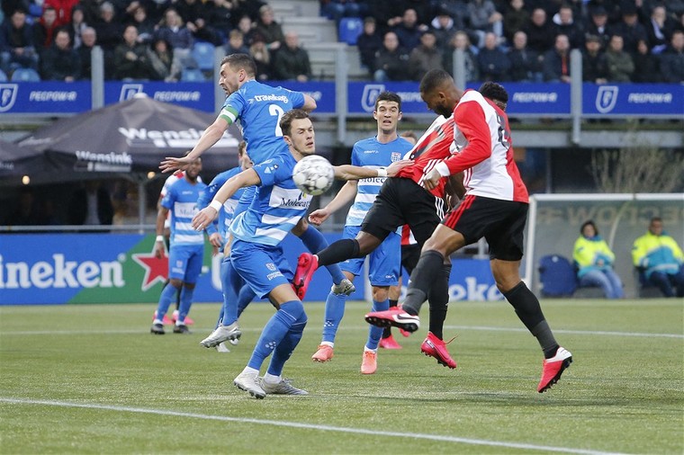 Leroy Fer kopt kort voor rust binnen voor Feyenoord (2-1).