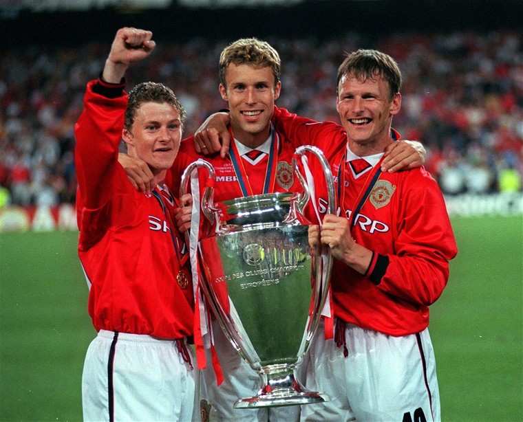 Ole Gunnar Solskjaer (links), Ronny Johnsen (midden) en Teddy Sheringham (rechts) vieren in mei 1999 de Champions League-winst met Manchester United na de zinderende ontknoping in de finale tegen Bayern München. 