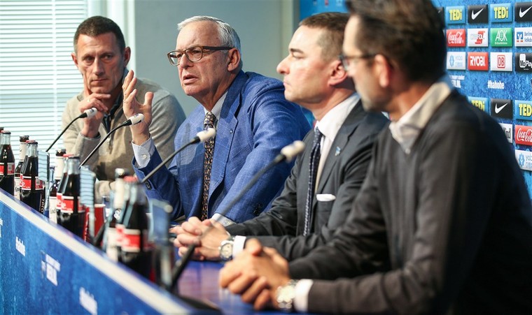 Werner Gegenbauer, op de foto tweede van links, op de persconferentie na de beslissing van Jürgen Klinsmann om te stoppen als trainer van Hertha BSC.