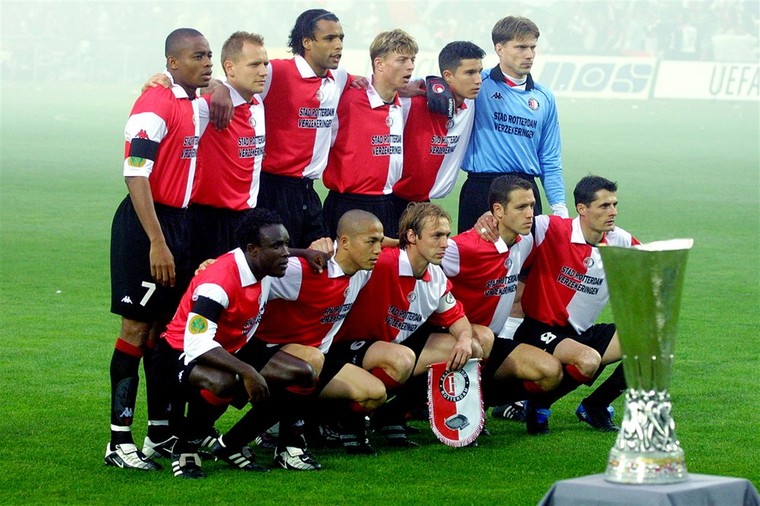 De basiself van Feyenoord voor de UEFA Cup-finale tegen Dortmund. Staand (vanaf links): Kalou, Rzasa, Van Hooijdonk, Tomasson, Van Persie, Zoetebier. Gehurkt: Gyan, Ono, Bosvelt, Paauwe, Van Wonderen. 