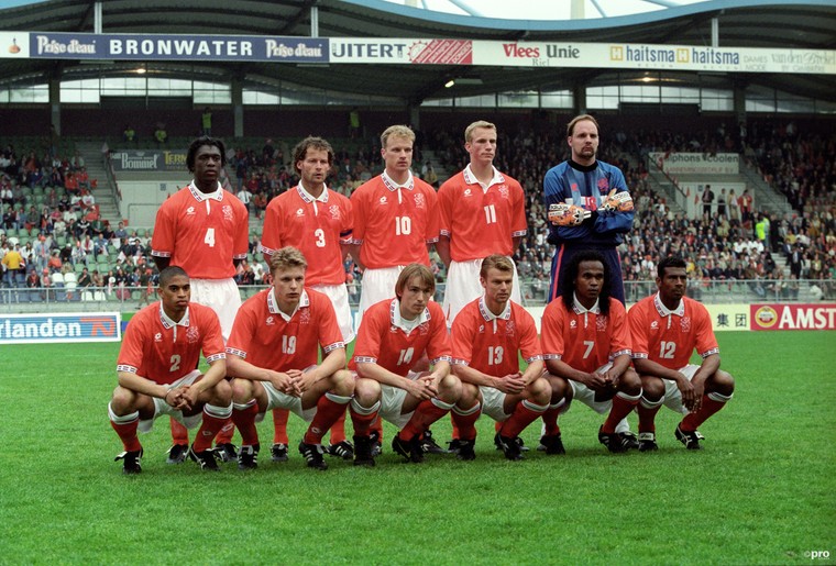 Basisopstelling Oranje in mei 1996 tegen China. Staand (vanaf links): Seedorf, Blind, Bergkamp, Hoekstra, De Goey. Gehurkt: Reiziger, Mulder, Richard Witschge, Numan, Taument, Winter.