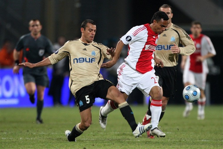Hilton duelleert als speler van Ompique Marseille met landgenoot Leonardo tijdens een UEFA Cup-duel met Ajax in maart 2009.