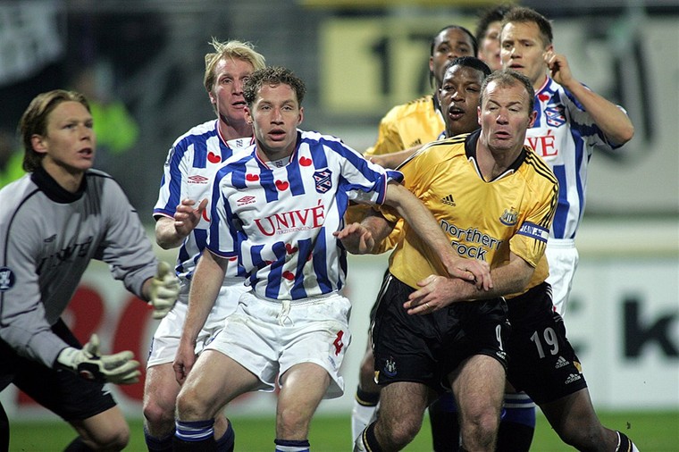 Alan Shearer, hier in actie in een UEFA Cup-duel in 2005 met SC Heerenveen, speelde en scoorde jarenlang voor Newcastle United zonder een prijs te winnen met de club.