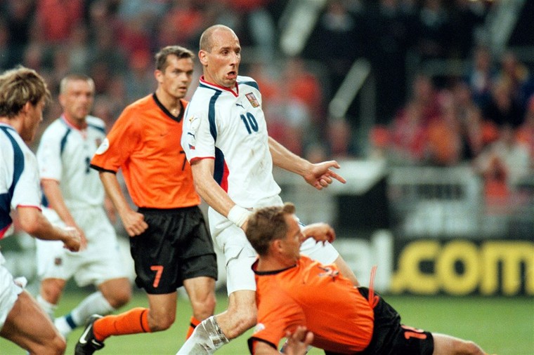 Jan Koller in actie tijdens het duel tussen Oranje en Tsjechië op het EK 2000. Met 55 goals in 91 interlands is Koller topscorer aller tijden van Tsjechië.