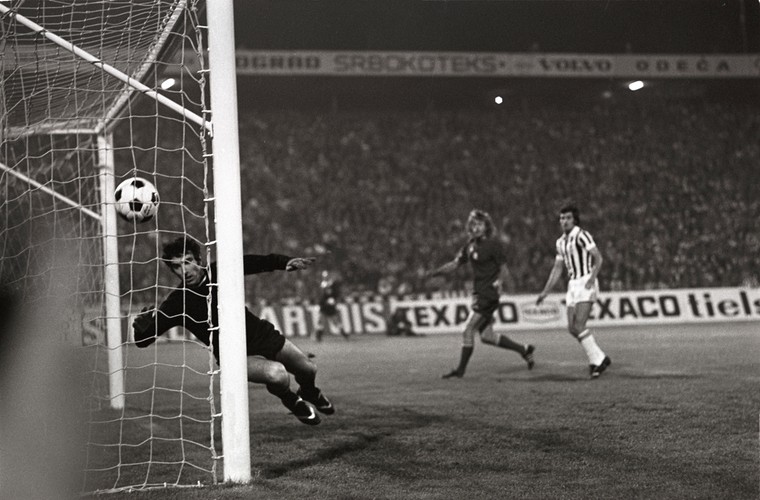Johnny Rep passeert de schier onpasseerbare doelman Dino Zoff en zet Ajax zo op 1-0 tegen Juventus.