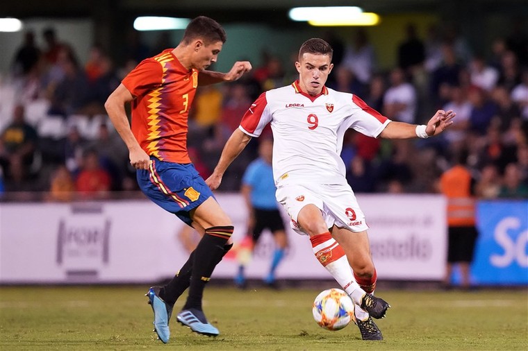 Centrale verdediger Jorge Cuenca in actie voor Jong Spanje tijdens een kwalificatieduel met Jong Montenegro.
