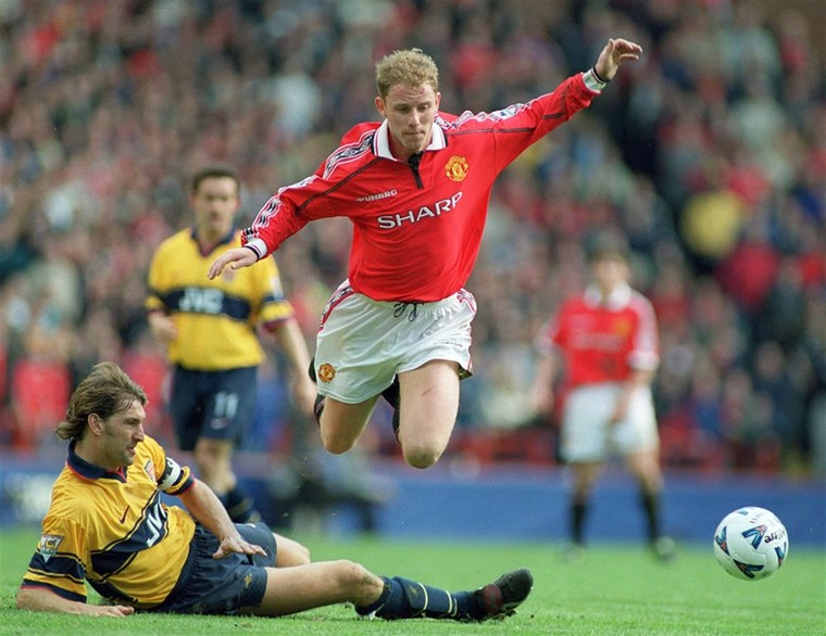 Nicky Butt ontwijkt een tackle van Arsenal-captain Tony Adams in het seizoen 1998/99.
