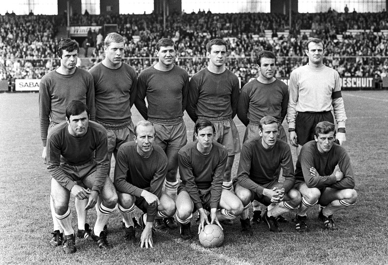Ajax in 1967, achteraan vanaf links: Wim Suurbier, Ton Pronk, Theo van Duivenbode, Velibor Vasovic, Bennie Muller en Gerrit Bals. Vooraan: Sjaak Swart, Henk Groot, Johan Cruijff, Klaas Nuninga en Piet Keizer.