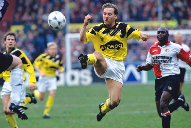 Maurice Graef is als Roda JC-spits in 1995 Feyenoorder Ulrich van Gobbel te snel af. 