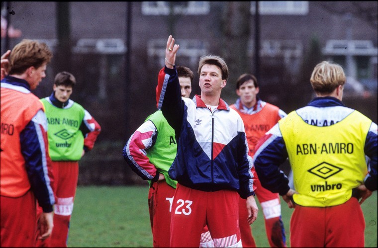 Als jonge trainer docerend bij Ajax. Op de achtergrond zijn vanaf links herkenbaar Wim Jonk, Michel Kreek en Ron Willems.