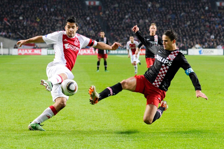 Luis Suárez stuit op Ibrahim Afellay tijdens Ajax-PSV in 2010. Klaas Dijkhoff heeft begrip voor de houding van beide topclubs.