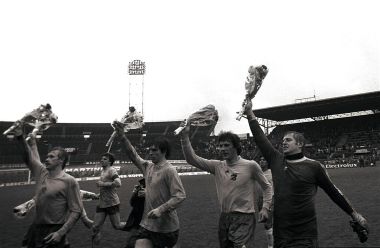 Piet Schrijvers (rechts) na het winnen van de landstitel met Ajax in 1977.