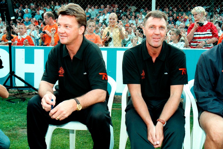 Ruud Krol als assistent van bondscoach Louis van Gaal in 2000. 