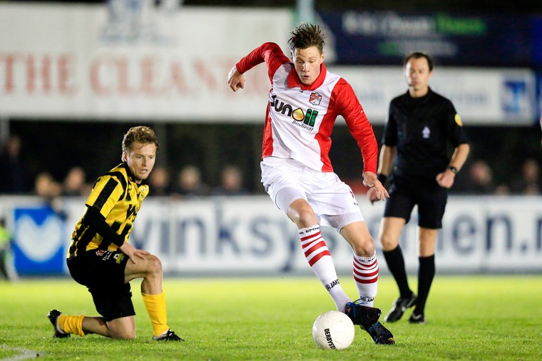 Wout Weghorst draait namens FC Emmen weg bij Mark van den Boogaart in het bekerduel met Rijnsburgse Boys van 3 oktober 2012. ‘Dit soort types zijn spelers naar mijn hart.’