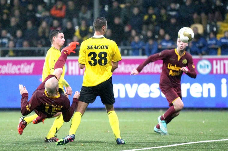 Frank Demouge scoort in december 2014 namens Roda JC met een omhaal tegen VVV.
