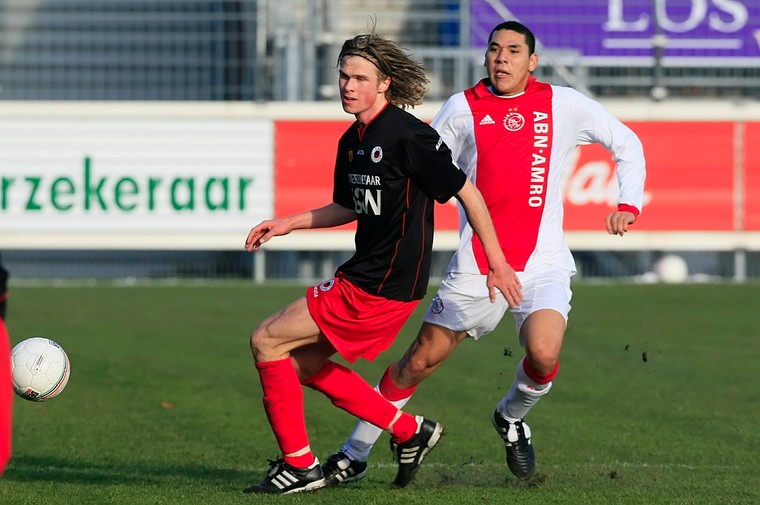 Kees Luijckx, hier in duel met Ajax-middenvelder Hedwiges Maduro in het seizoen 2007/08, debuteerde in de Eredivisie voor Excelsior. 