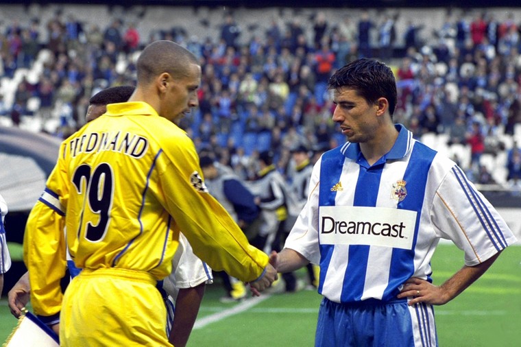 Rio Ferdinand schudt de hand van Roy Makaay voorafgaand aan de Champions League-kwartfinale in 2001 tussen Leeds United en Deportivo La Coruña.