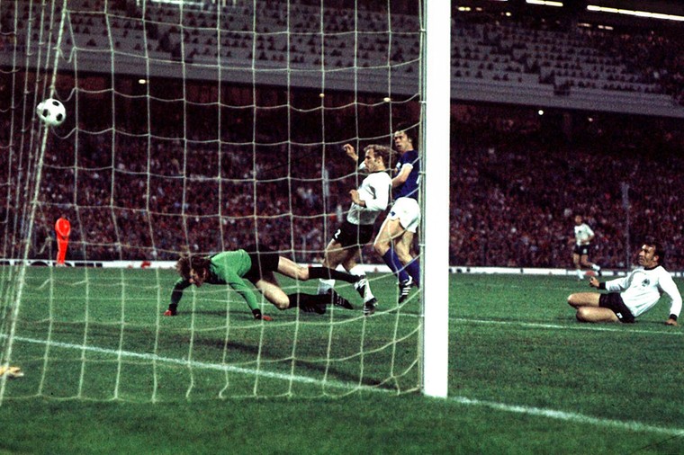 Het befaamde doelpunt van Jürgen Sparwasser waardoor de DDR tijdens het WK in 1974 gastland West-Duisland met 1-0 versloeg. Berti Vogts en doelman Sepp Maier zijn verslagen. 