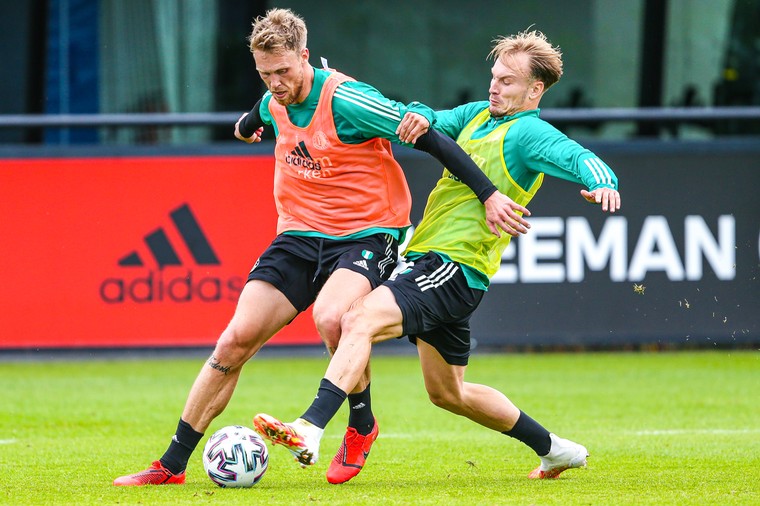 Mark Diemers pakt Nicolai Jørgensen aan tijdens de eerste training van Feyenoord. ‘Ik ben wel in een andere wereld terechtgekomen.’